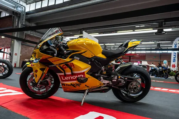 Modena, İtalya: 2025 03 30 Motor Festivali Motorsiklet Fuarı Yellow Ducati Panigale V4 R Kırmızı Halı üzerinde. Yüksek kalite fotoğraf