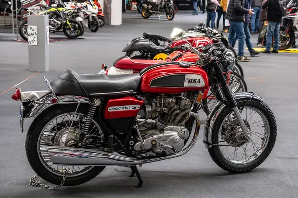 Modena, İtalya: 2025 03 30 Motor Festivali Motosiklet Fuarı Kırmızı ve Siyah BSA Roket 3 Motosiklet Sergisi. Yüksek kalite fotoğraf