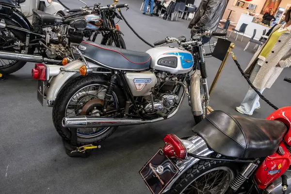 Modena, İtalya: 2025 03 30 Motor Festivali Motorsiklet Fuarı Gümüş ve Mavi Triumph Bonneville T140 Sergisi. Yüksek kalite fotoğraf