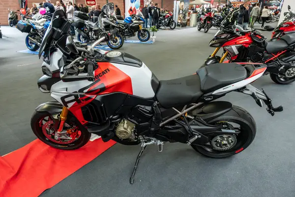 Modena, İtalya: 2025 03 30 Motor Festivali Fuarı Motosiklet White ve Orange Ducati Multistrada V4 RS. Yüksek kalite fotoğraf