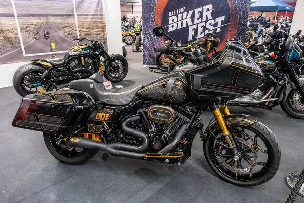Modena, İtalya: 2025 03 30 Motor Festivali Motosiklet Fuarı Siyah ve Altın Harley Davidson Yolu Glide. Yüksek kalite fotoğraf