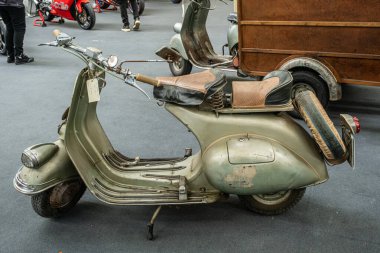 Modena, İtalya: 2025 03 30 Motor Festivali Motor Fuarı Motosikleti Olive Green Vintage Vespa ve Sidecar Eklentisi. Yüksek kalite fotoğraf
