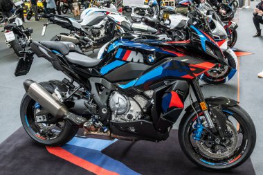 Modena, İtalya: 2025 03 30 Motor Festivali Motosiklet Fuarı BMW M 1000 XR Performans Motosiklet Gösterisi. Yüksek kalite fotoğraf