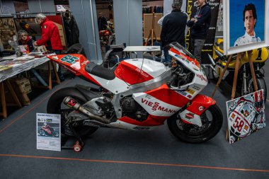 Modena, İtalya: 2025 03 30 Motor Festivali Fuarı Motosikleti White ve Orange Viehmann Honda Yarış Bisikleti. Yüksek kalite fotoğraf