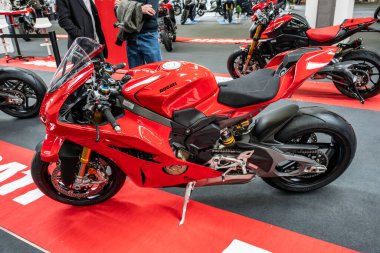 Modena, İtalya: 2025 03 30 Motor Festivali Motorsiklet Fuarı Vibrant Red Ducati Panigale V4S ekranda. Yüksek kalite fotoğraf