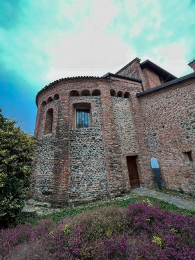 Pulcherada Manastırı 'nın dış detayları. İçinde taş duvarlar, kemerli bir pencere ve binaya açılan bir kapı var. Yüksek kalite fotoğraf