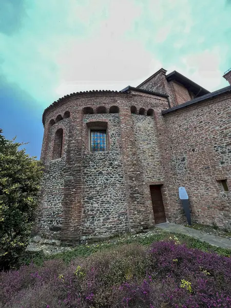 Pulcherada Manastırı 'nın dış detayları. İçinde taş duvarlar, kemerli bir pencere ve binaya açılan bir kapı var. Yüksek kalite fotoğraf