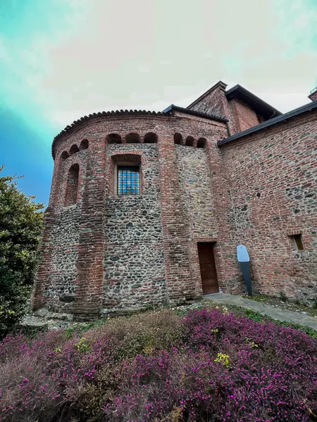 Pulcherada Manastırı 'nın dış detayları. İçinde taş duvarlar, kemerli bir pencere ve binaya açılan bir kapı var. Yüksek kalite fotoğraf