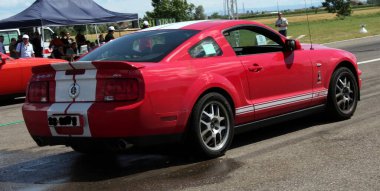 Carpi Modena, İtalya: 2009 07 06 Free Drag Race Etkinliği 2007 model beyaz çizgili kırmızı bir Ford Shelby GT500 asfalt pistinde yer almaktadır. Yüksek kalite fotoğraf