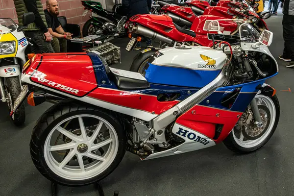Modena, İtalya: 2025 03 30 Motor Festivali Fuarı Klasik Honda VFR750R Yarış Motorsiklet Sergisi RC30. Yüksek kalite fotoğraf