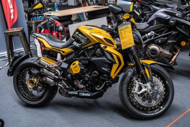 Modena, İtalya: 2025 03 30 Motor Festivali Fuarı Motorsiklet Yellow ve Siyah MV Agusta Dragster 800 RR. Yüksek kalite fotoğraf