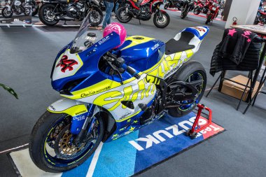 Modena, İtalya: 2025 03 30 Motor Festivali Motor Fuarı Mavi ve Sarı Suzuki GSX-R Yarış Motosikleti. Yüksek kalite fotoğraf