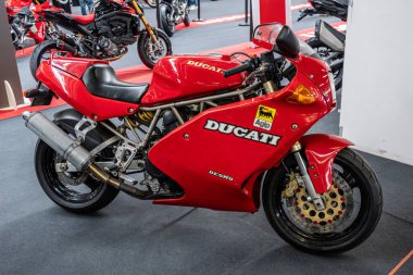 Modena, İtalya: 2025 03 30 Motor Festivali Motorsiklet Fuarı Kırmızı Ducati 900 Süper Spor Motosikleti. Yüksek kalite fotoğraf