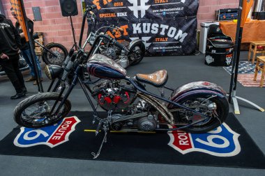 Modena, İtalya: 2025 03 30 Motor Festivali Fuarı Motosiklet Özel Motosikleti Route 66 Rug Explay. Yüksek kalite fotoğraf
