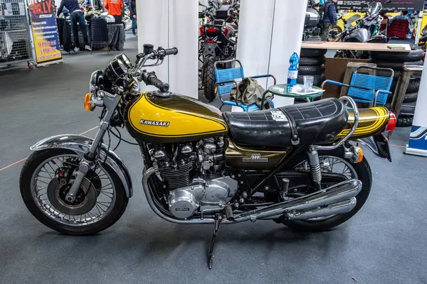 Modena, İtalya: 2025 03 30 Motor Festivali Motosiklet Klasik Yellow ve Siyah Kawasaki Z900 Motosiklet. Yüksek kalite fotoğraf