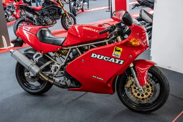Modena, İtalya: 2025 03 30 Motor Festivali Motorsiklet Fuarı Kırmızı Ducati 900 Süper Spor Motosikleti. Yüksek kalite fotoğraf