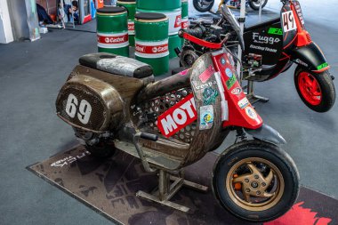 Modena, İtalya: 2025 03 30 Motor Festivali Motosiklet Fuarı Özel Vespa Yarış Scooter Sergisi. Yüksek kalite fotoğraf