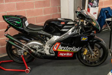 Modena, İtalya: 2025 03 30 Motor Festivali Fuarı Motorsiklet Fuarı Siyah the RS250 Yarış Motosiklet Sergisi. Yüksek kalite fotoğraf