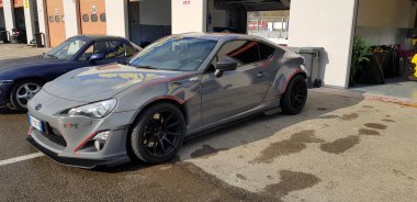 Bibbiano-Reggio Emilia Italy - 07: 15 2015: Toyota şehir meydanında klasik arabaların ücretsiz mitingi. Yüksek kalite fotoğraf