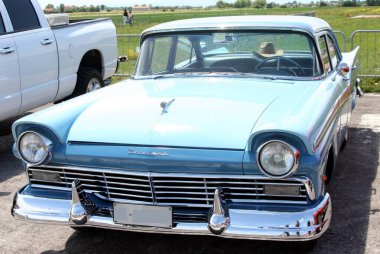 Carpi Modena, İtalya: 2009 07 06 Serbest Sürükleme Yarışı Açık Mavi 1957 Ford Fairlane 500 Skyliner Sergilendi. Yüksek kalite fotoğraf