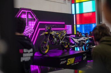 Verona, İtalya: 2025 01 24 MBE Motosiklet Fuarı Özel Motosiklet ve Özel Kaslı Araba Etkinliği Siyah Sarı KTM 450 SMR Özel Ekranı. Yüksek kalite fotoğraf