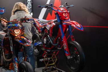 Verona, İtalya: 2025 01 24 MBE Motosiklet Fuarı Özel Motosiklet ve Özel Kaslı Araba Etkinliği Kırmızı Mavi Beta RR 300 Supermoto Ekranı. Yüksek kalite fotoğraf