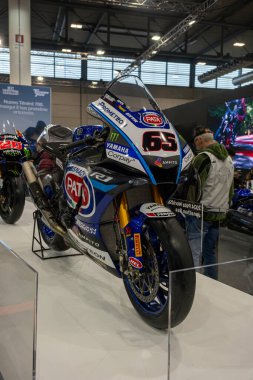 Verona, İtalya: 2025 01 24 MBE Motosiklet Fuarı Özel Motosiklet ve Özel Kaslı Araba Etkinliği Yamaha R1 Superbike Dünya Şampiyonası Sergisi. Yüksek kalite fotoğraf