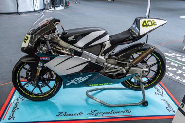 Modena, İtalya: 2025 03 30 Motor Festivali Fuarı Motosiklet Siyah Honda RS125 GP Yarış Yarışları Ekranı. Yüksek kalite fotoğraf