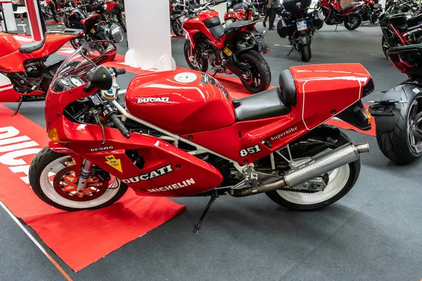 Modena, İtalya: 2025 03 30 Motor Festivali Motosiklet Fuarı Klasik Kırmızı Ducati 851 Superbike Exhibition. Yüksek kalite fotoğraf