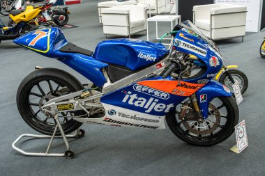 Modena, İtalya: 2025 03 30 Motor Festivali Motosiklet Fuarı Mavi İtalyan jeti F125 Yarış Motosiklet Gösterisi. Yüksek kalite fotoğraf