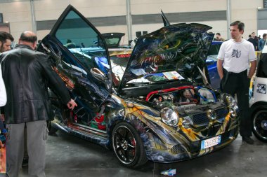 Rimini, İtalya: 2019 03 29 Rimini Akort ücretsiz otomatik buluşması Açık Kapılar ve Başlıklı Vahşi Boyalı Fiat Punto. Yüksek kalite fotoğraf