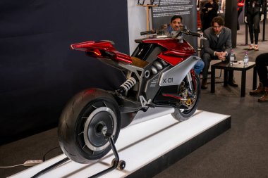 Verona, İtalya: 2025 01 24 MBE Motor Motor Fuarı Özel Motosiklet ve Özel Kaslı Araba Etkinliği Geleceği Kırmızı Gümüş Elektrikli Motosiklet Sergisi. Yüksek kalite fotoğraf