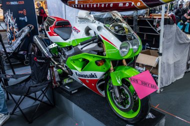 Modena, İtalya: 2025 03 30 Motor Festivali Motosiklet Klasik Yeşil Beyaz Kawasaki Motosiklet Sergisi ZXR 750. Yüksek kalite fotoğraf