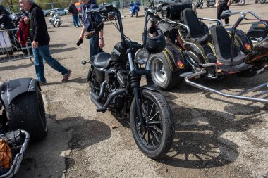 Modena, İtalya: 2025 03 30 Motor Festivali Motosiklet Fuarı Black Harley-Davidson Demir 883 Motosiklet Toplantısı. Yüksek kalite fotoğraf