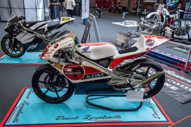 Modena, İtalya: 2025 03 30 Motor Festivali Fuarı Motosiklet Beyaz Honda NSF250R Yarış Yarışları Ekranı. Yüksek kalite fotoğraf