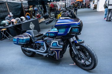 Modena, İtalya: 2025 03 30 Motor Festivali Fuarı Motosikleti. Çok özel özelleştirilmiş mavi ve altın tasarımlı bir motosiklet kapalı alanda sergilenmektedir. Yüksek kalite fotoğraf
