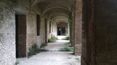 Eski ve unutulmuş bir binadaki çürüyen bir taş koridorun atmosferik görüntüsü. Yüksek kalite fotoğraf