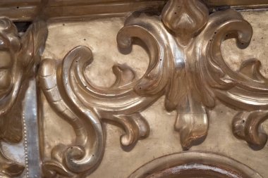 Karmaşık bir altın dekoratif desen yakın plan, muhtemelen tarihi mimari ya da mobilyadan. Yüksek kalite fotoğraf