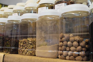 Ağzına kadar fındık, baharat ve diğer lezzetli malzemelerle dolu güzel bir raf hayal edin.