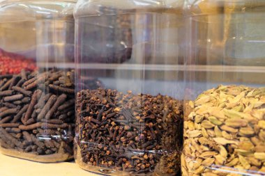 Ağzına kadar fındık, baharat ve diğer lezzetli malzemelerle dolu güzel bir raf hayal edin.