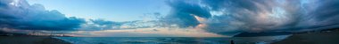 Sakin bir gölün üzerinde beliren bulutlu bir gökyüzünün bulanık bir görüntüsü, sakin ama gizemli bir atmosfer yaratıyor, Carrara, İtalya