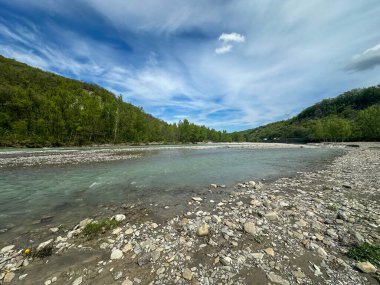 Berrak suları yemyeşil tepeler ve güzel Emilia-Romagna bölgesinde bulutlu mavi gökyüzü boyunca akan Enza Nehri 'nin geniş açılı görüntüsü. Yüksek kalite fotoğraf