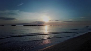 Sakin Adriyatik Denizi üzerinde, Riviera Romagnola kıyılarında, alacakaranlık gökyüzünün altında, günden geceye güzel bir geçiş. Yüksek kalite 4k görüntü