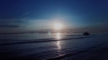 Sakin Adriyatik Denizi üzerinde, Riviera Romagnola kıyılarında, alacakaranlık gökyüzünün altında, günden geceye güzel bir geçiş. Yüksek kalite 4k görüntü