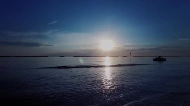 Sakin Adriyatik Denizi üzerinde, Riviera Romagnola kıyılarında, alacakaranlık gökyüzünün altında, günden geceye güzel bir geçiş. Yüksek kalite 4k görüntü