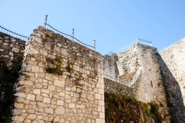 Ortucchio, İtalya 'daki etkileyici ortaçağ Piccolomini Şatosu heybetli taş duvarları, belirgin saat kulesi ve siperleriyle berrak mavi bir gökyüzüne karşı duruyor. Yüksek kalite fotoğraf