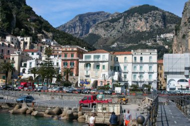 İtalya 'nın başkenti Amalfi' nin ikonik katedrali ve kıyı mimarisinin yer aldığı dramatik dağların tabanına kurulmuş büyüleyici bir panoramik manzarası. Yüksek kalite fotoğraf