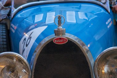 Parma, İtalya: 2025 06 20 Mille Miglia klasik rali klasik araba yarışı, ön ızgaranın ve klasik mavi Bugatti arabasının kaputunun yakın çekimi, Yüksek kalite fotoğraf