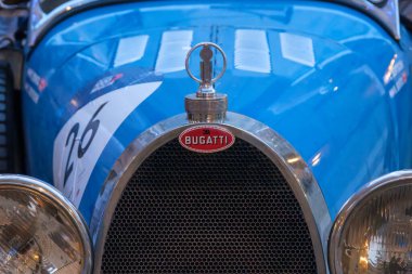 Parma, İtalya: 2025 06 20 Mille Miglia klasik rali klasik araba yarışı, ön ızgaranın ve klasik mavi Bugatti arabasının kaputunun yakın çekimi, Yüksek kalite fotoğraf