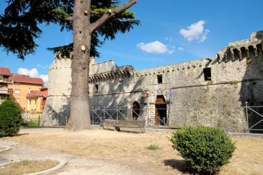 İtalya 'nın Avezzano kentindeki ortaçağ Orsini-Colonna Kalesi, berrak mavi gökyüzünün altında silindirik bir kulesi olan sağlam bir taş kale. Yüksek kalite fotoğraf